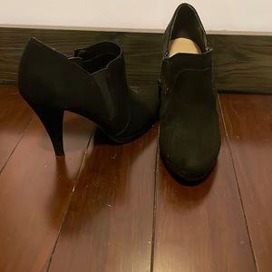 Fergie booties, size 6